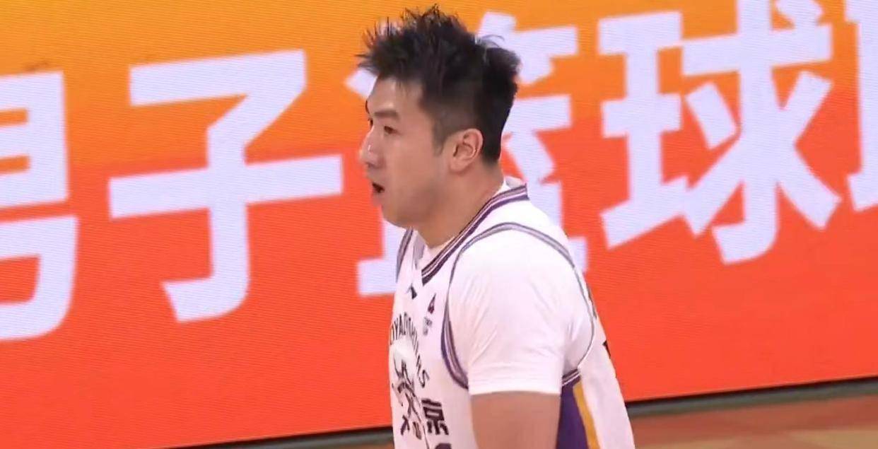 包含山东男篮冲刺阶段绝杀压哨；志在CBA季后赛名次提升；媒体盛赞；赛季目标并未改变的词条